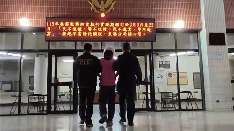 屏東縣林邊鄉1名39歲蔡姓男油漆工（左2）18日被媽媽念到不開心，竟無差別攻擊人車，被警方逮捕並羈押。（圖／翻攝畫面）