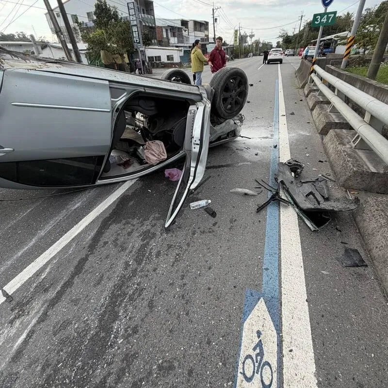 清晨在台9線初鹿一帶的車禍現場。(圖/民眾提供)
