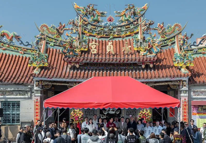 賴清德總統到苗栗永貞宮參拜發福袋，自稱財神爺。（總統府提供）