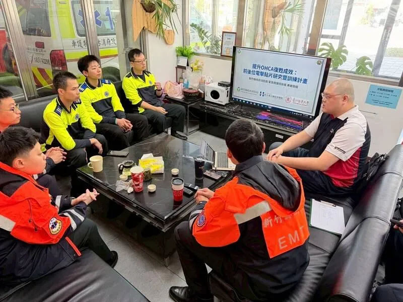 王大維醫師至消防局說明AED使用方式。（圖／消防局提供）