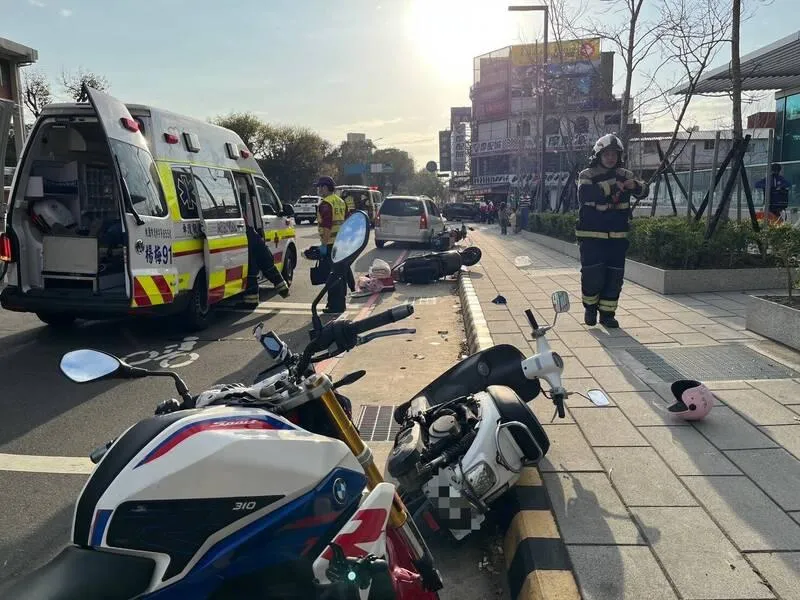鄒姓男子駕駛休旅車衝撞停等紅燈的4輛機車。（圖／警方提供）