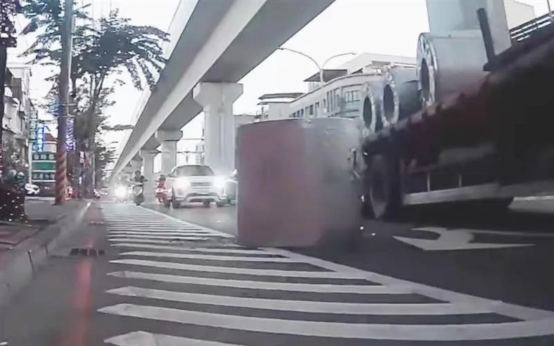驚悚的車禍現場。（圖／翻攝「爆料公社公開版」）