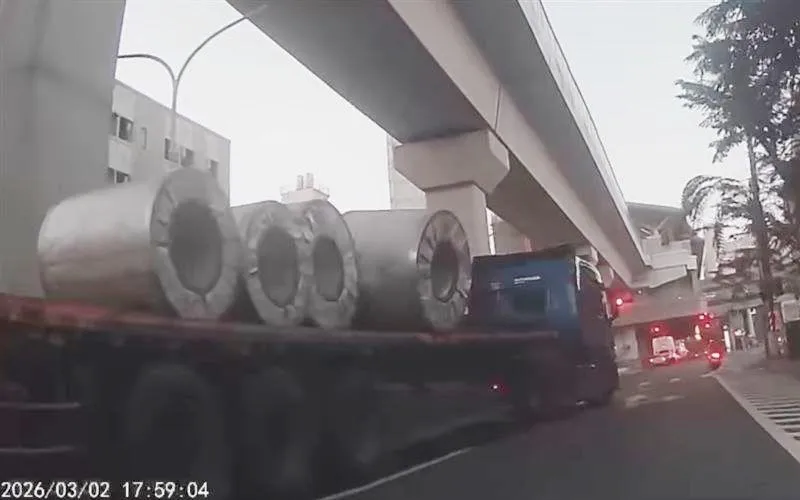 肇事的聯結車載著數個各5噸重的鋼捲。（圖／翻攝「爆料公社公開版」）