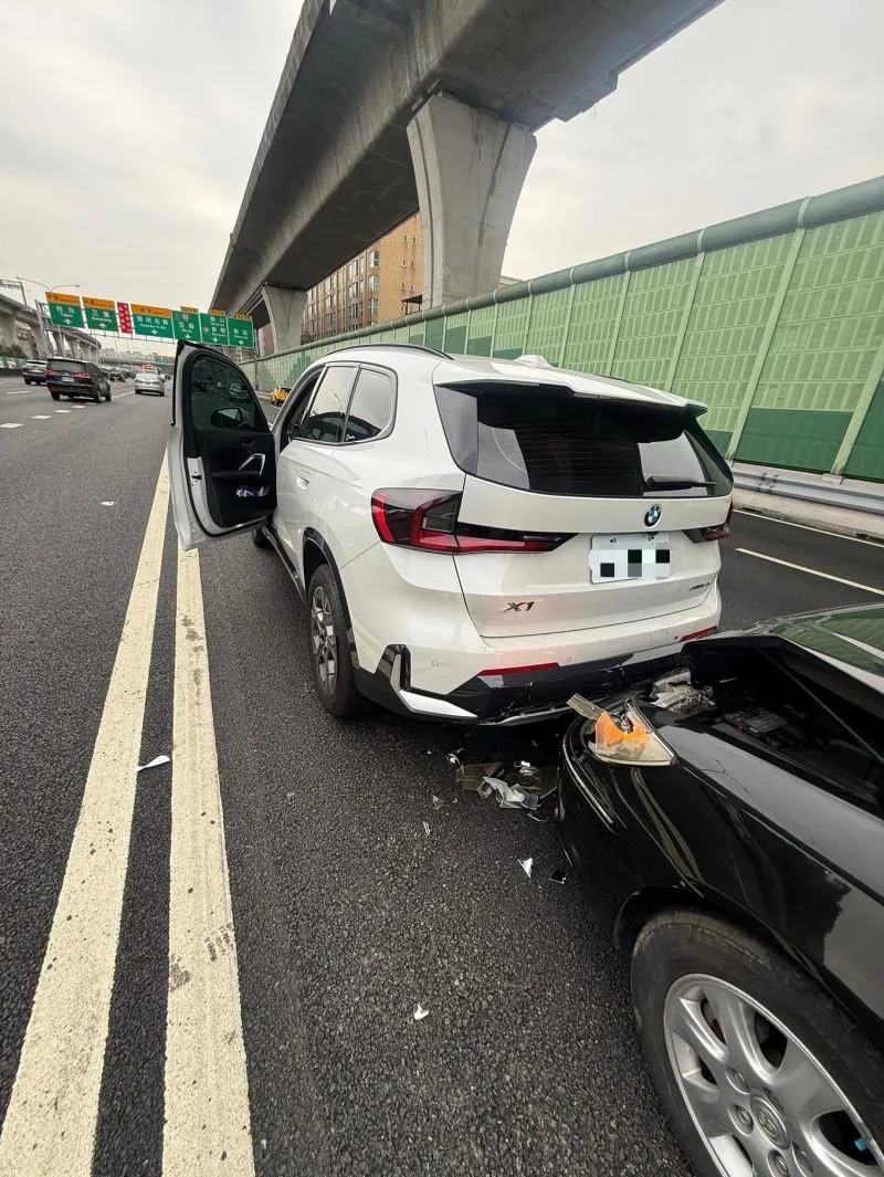 徐千京日前在國道塞車路段靜止等待時，突然遭後方車輛猛力追撞。（圖／民視 提供 ）