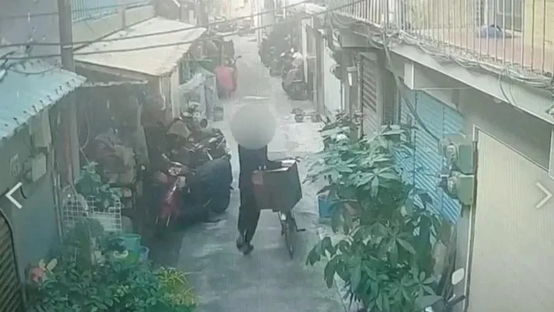呂男直接把整個功德箱全抱走。（圖／民眾提供）