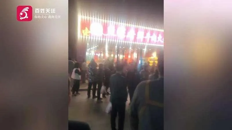 武漢火鍋店老闆不滿廣場舞大媽佔據店門口怒持刀傷人。(圖/翻攝百姓關注)