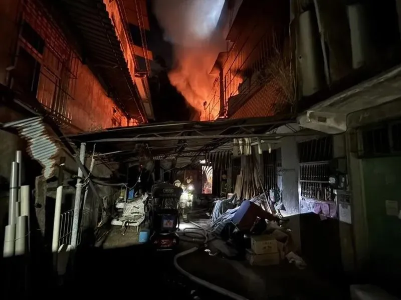 基隆市八德路一處民宅15日凌晨發生嚴重火災。（圖／翻攝畫面）