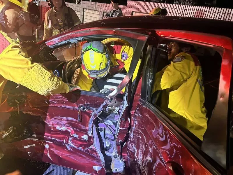 車禍現場,警消救援受困的唐女。(圖/警方提供)