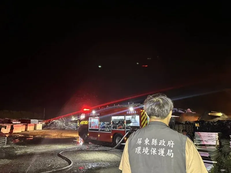 今日凌晨2時57分火勢才完全撲滅。沒想到過了1小時多，清晨4時許現場又竄出濃煙。（圖／屏東縣府環保局提供）