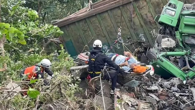 駕駛被吊掛救援。(圖/民眾提供)