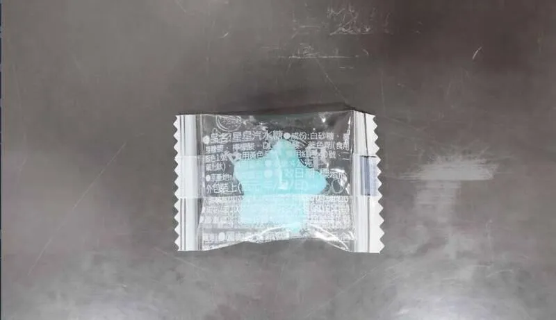 林園夜市一處攤商販售的「星星造型綜合水果糖果(汽水口味)」含有禁用著色劑「莧菜紅」,已立即要求業者下架。(圖/高雄市衛生局)