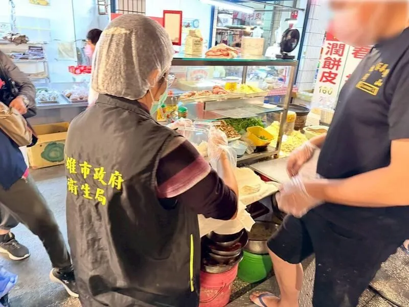 花生、堅果及其製品在高溫潮濕環境下若保存不當,易受黴菌污染並產生黃麴毒素,長期攝取恐影響肝臟健康。(圖/高雄市衛生局)
