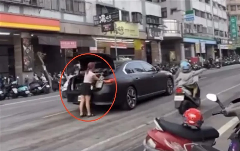 為了圖方便買飲料，台中一名女子竟將BMW休旅車直接違規停放在道路正中央，誇張行徑引發網路熱議。（圖／翻攝自Threads @jin870828）