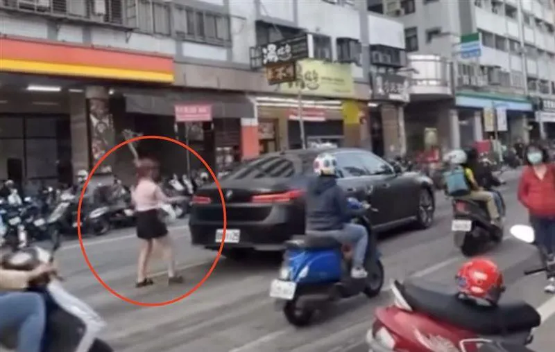 為了圖方便買飲料，台中一名女子竟將BMW休旅車直接違規停放在道路正中央，誇張行徑引發網路熱議。（圖／翻攝自Threads @jin870828）