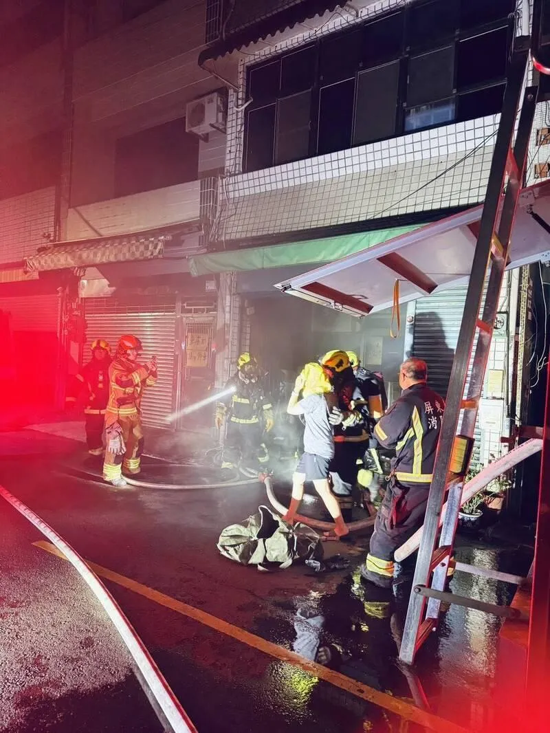 屏東市的民宅大火現場。（圖／屏東縣消防局提供）