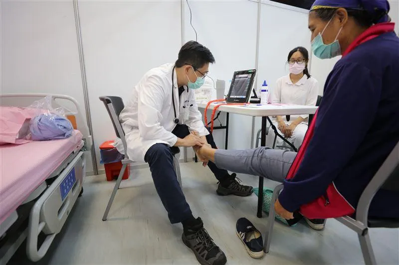 集結全台各大醫學中心超過20名心臟血管外科權威醫師,前往屏東恆春基督教醫院為在地鄉親提供專業診療服務。(圖/台灣血管外科學會提供)