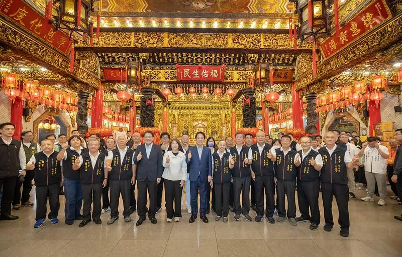 賴清德總統4日下午前往「屏東慈鳳宮」參香祈福揭匾。(圖/總統府提供)