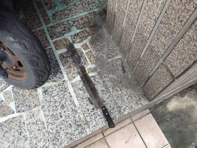 吳男手持的西瓜刀。（圖／翻攝畫面）