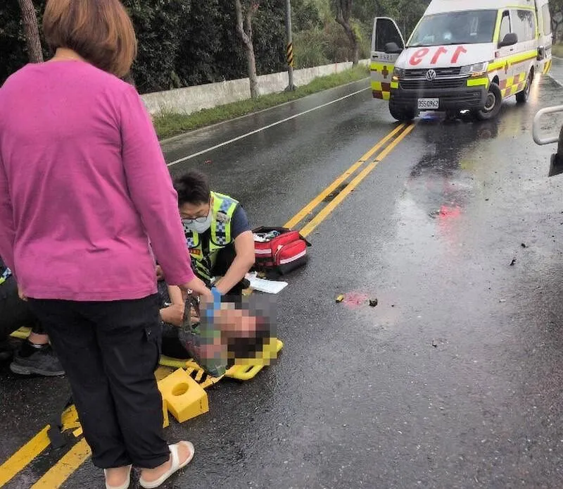 58歲的黃姓男乘客疑因未繫安全帶,遭到撞擊後拋飛車外,頭部受重創並倒臥在血泊中。(圖/台東縣消防局提供)