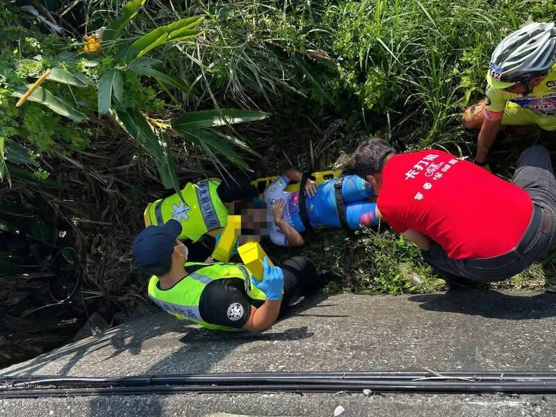 14歲男性選手在台11線96.1K路段玉長公路路口不慎自摔，跌落護欄邊坡草叢內。（圖／警消提供）