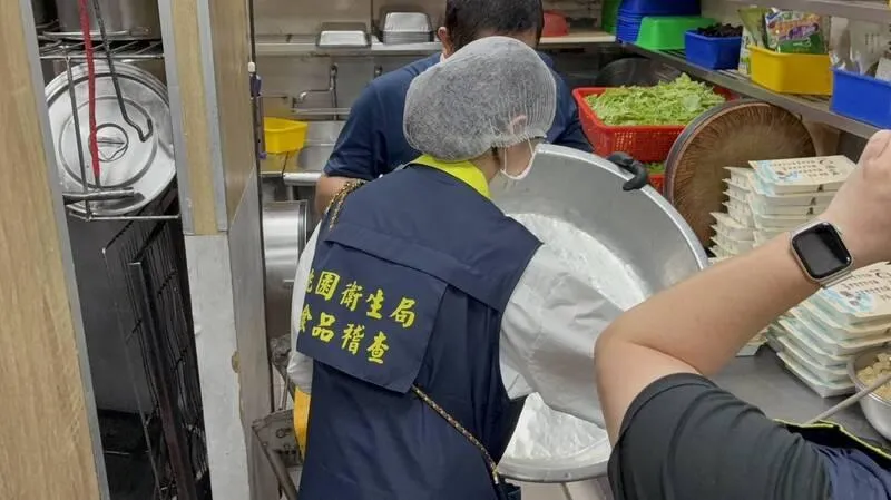 桃園市內壢的知名便當店上野烤肉飯近日爆發食物中毒事件,截至4月14日下午4點半,已有61名顧客因食用該店的餐點而出現上吐下瀉的症狀,並被送醫治療。(圖/桃園市衛生局提供)