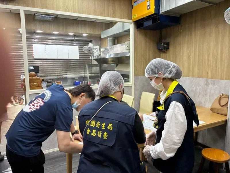桃園市內壢的知名便當店上野烤肉飯近日爆發食物中毒事件,截至4月14日下午4點半,已有61名顧客因食用該店的餐點而出現上吐下瀉的症狀,並被送醫治療。(圖/桃園市衛生局提供)
