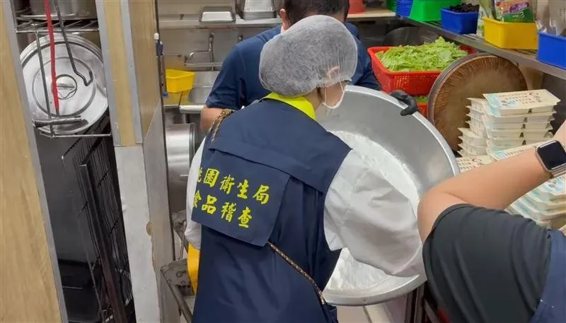 桃園市知名便當店上野烤肉飯爆發食安風波,至少有38人上吐下瀉。(圖/桃園市衛生局提供)