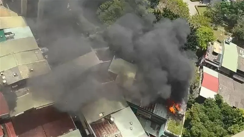板橋火警。（圖／翻攝自記者爆料網）