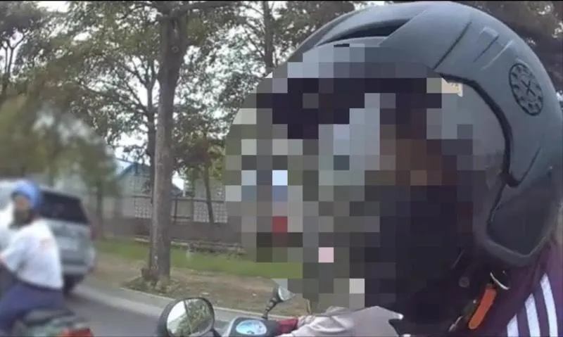 男子變換車道未打方向燈遭攔查。（圖／警方提供）
