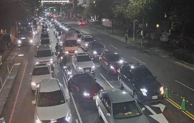 台中洲際購物廣場開幕近2週來,首次在週末假日與中職賽事同時舉辦,導致周邊交通大打結。(圖/翻攝自交通局即時影像)