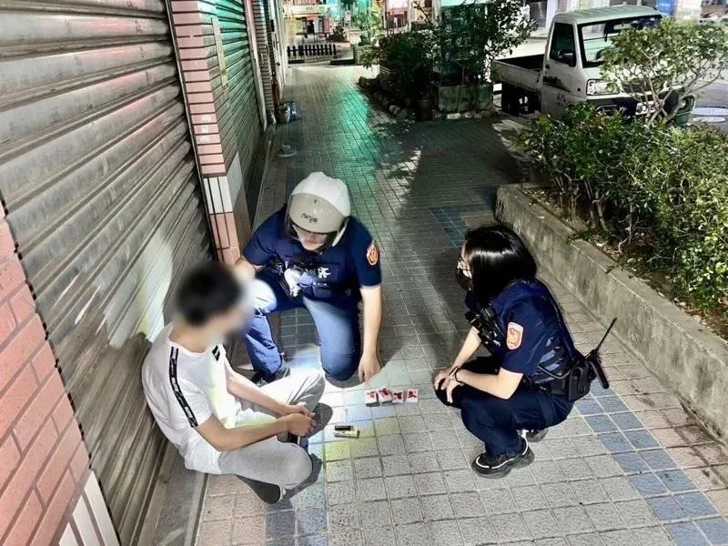 鄭姓女警平時上班認真負責，圖為她緝毒盤查畫面。（圖／翻攝畫面）