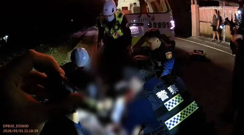 警方跟救護人員聯手將蔡男制伏。（圖／民眾提供）