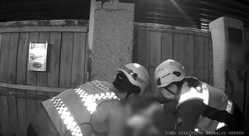 警方跟救護人員聯手將蔡男制伏。（圖／民眾提供）