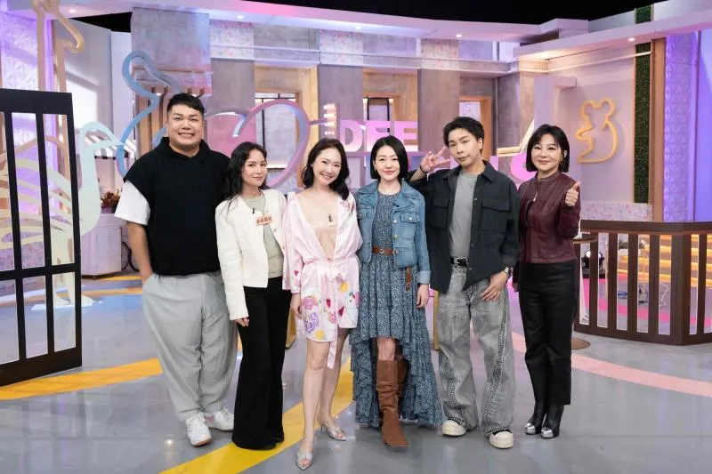 關韶文（左起）、木木老師、王俐人、小S徐熙娣、派翠克、王彩樺等人合體。（圖／東森綜合台提供）