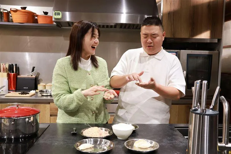 楊小黎(左)跨界挑戰擔綱製作人,邀請昔日搭檔郝劭文同台。(圖/客家電視台提供)