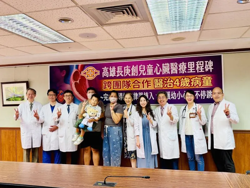 鄧小弟弟一出生便被診斷罹患右心室雙出口之複雜性先天性心臟病,在出生後1個月即接受外科矯正手術。(圖/高雄長庚)