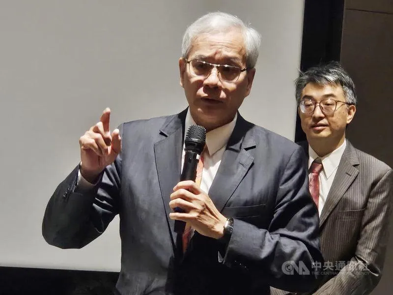 北榮院長陳威明（左）表示，尹衍樑是自己一生最敬重、最崇拜的人。（圖／中央社）