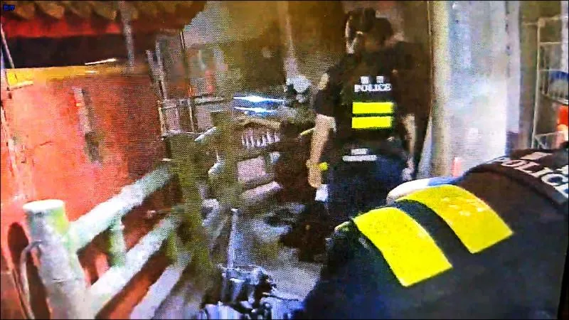 警方包抄圍堵嫌犯。（圖／中天新聞）