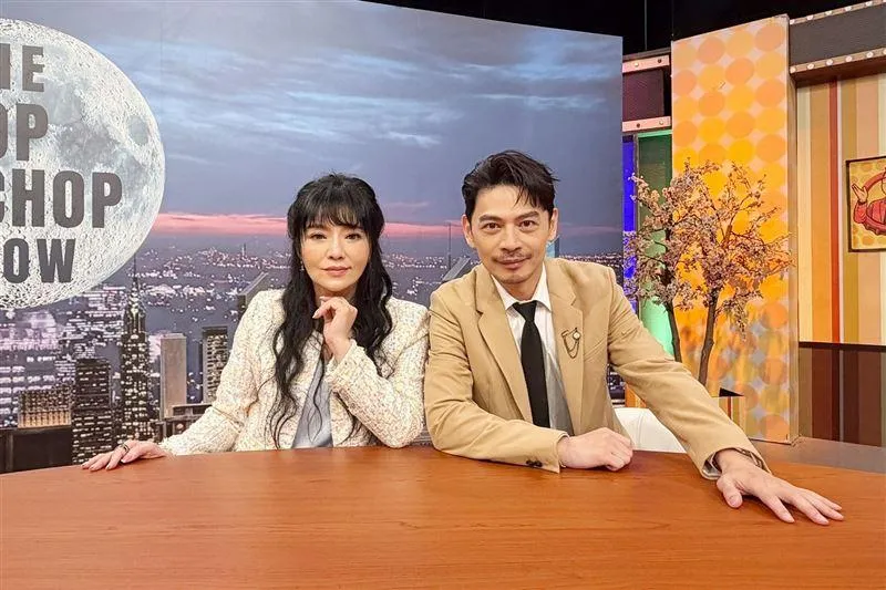 阿Ken（右）與唐綺陽主持《11點熱吵店》。（圖／TVBS提供）