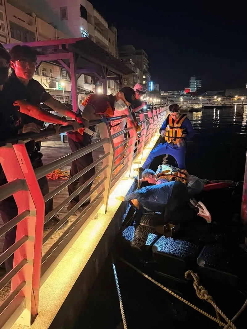 男子與女友吵架後情緒激動跳海,警消合力救人。(圖/馬公警分局提供)