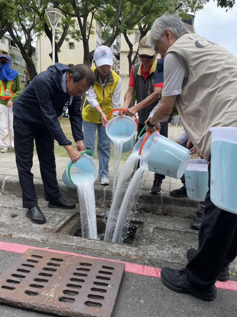 洗衣粉泡製水倒入水溝，藉由界面活性劑特性阻礙孑孓呼吸而窒息。（圖/高雄市衛生局提供）