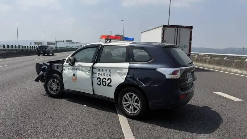 警車被衝撞。（圖／民眾提供）