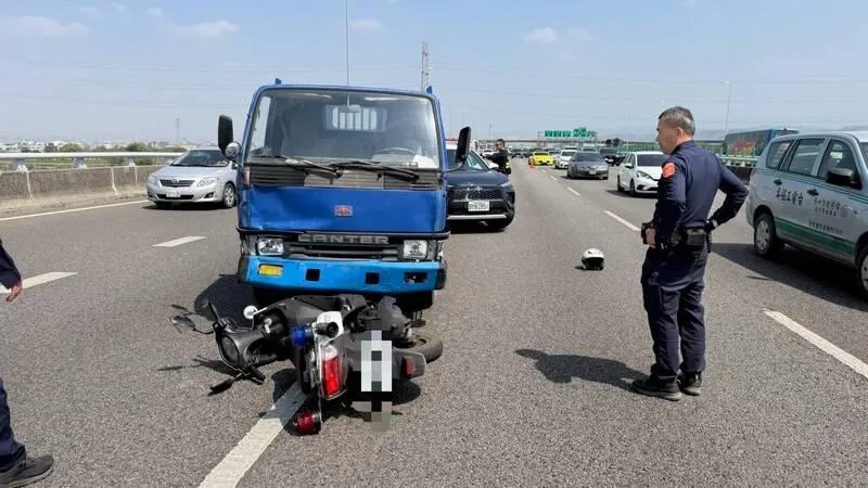 警方最後用警用摩托車擋住謝男貨車。（圖／民眾提供）