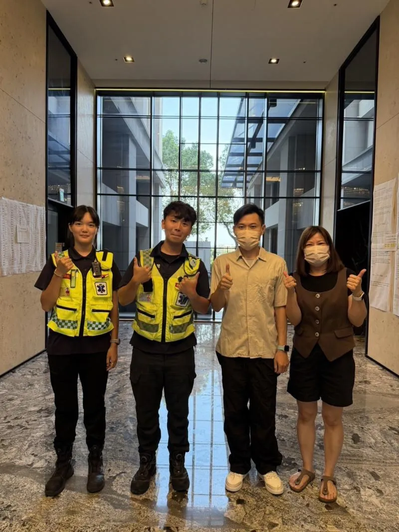 男子（右二）現身向救護人員當面致謝。（圖/勤工分隊提供）