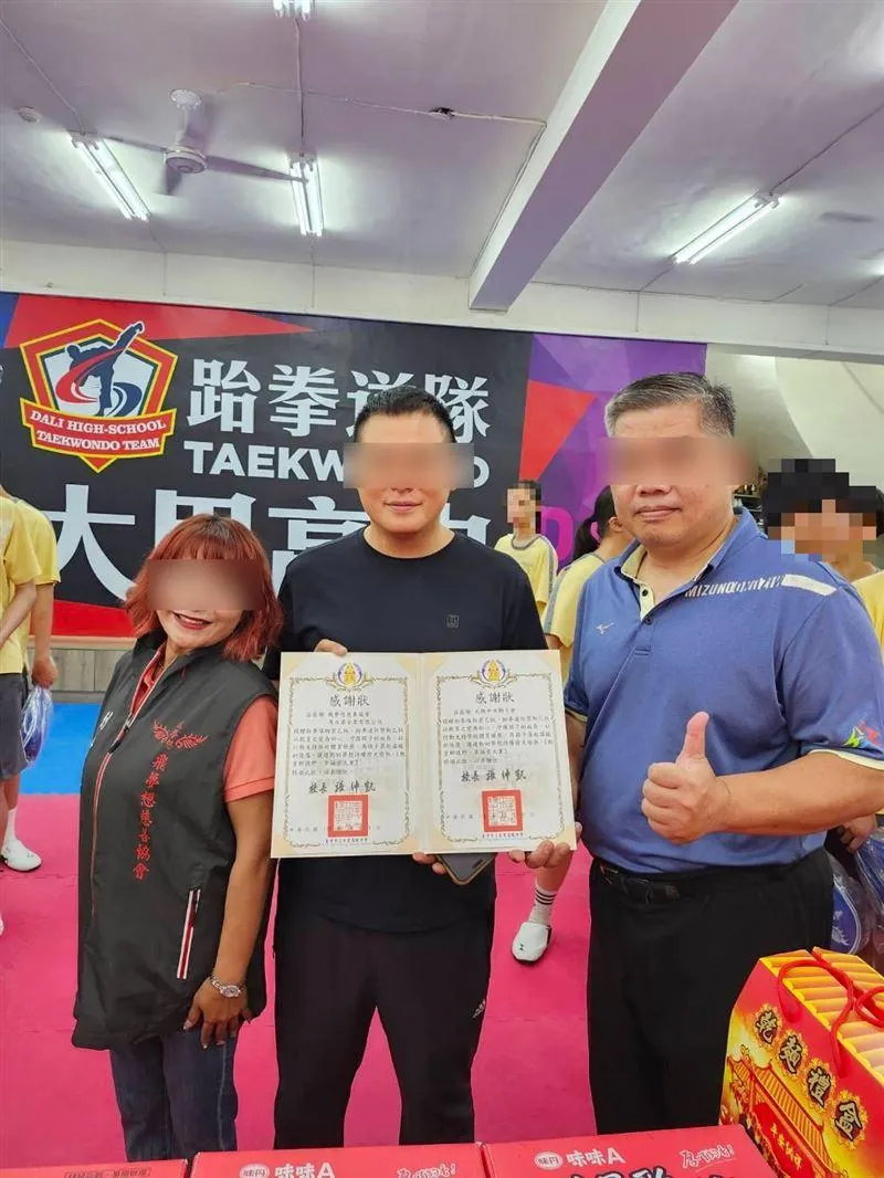 洪女與黃姓丈夫對外都營造慈善家的人設。 （圖／翻攝臉書）