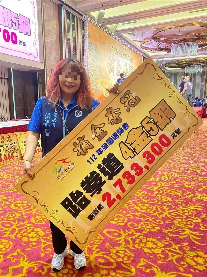 洪女與丈夫對外都營造慈善家的人設。 （圖／翻攝臉書）