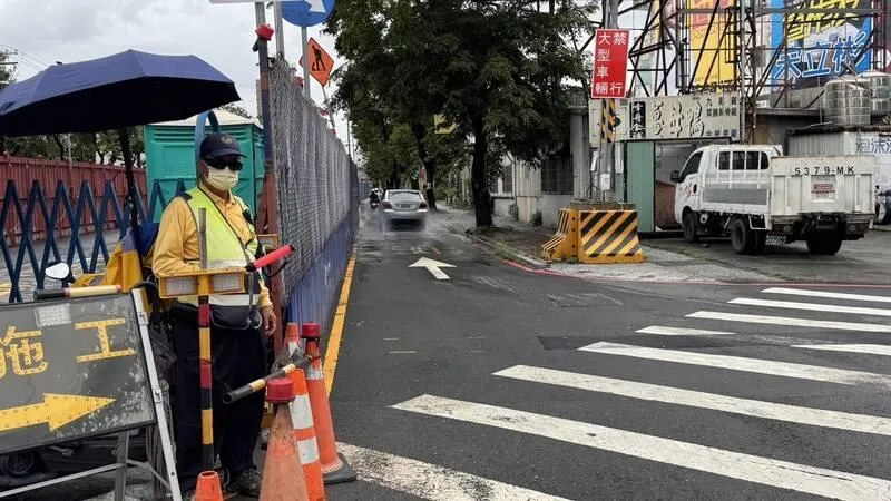經過一整晚的搶修與重車測試強度後，塌陷路段已於今日上午順利恢復通車。（圖／警方提供）