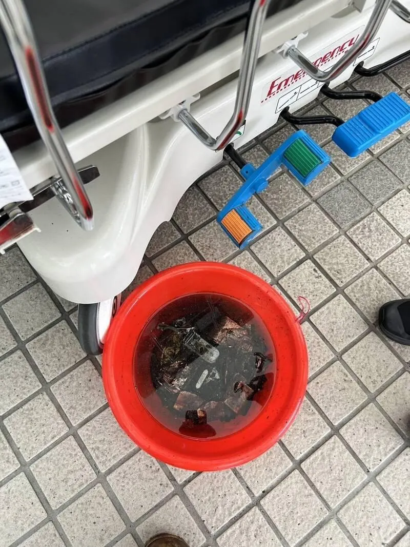 發生爆炸的行動電源被醫護人員當機立斷丟進裝水的桶子裡滅火。(圖/彰化市消防局提供)