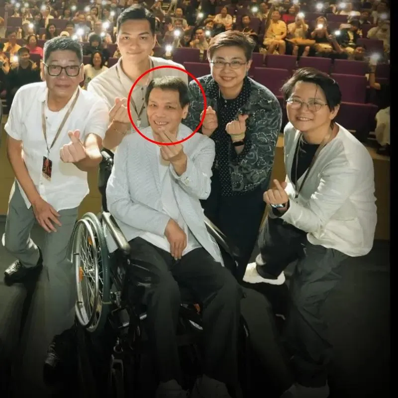 李健仁出席電影活動，他坐在輪椅上，與大家一起微笑比愛心。（圖／翻攝自Hong Kong Film Archive 香港電影資料館IG@hkfilmarchive）