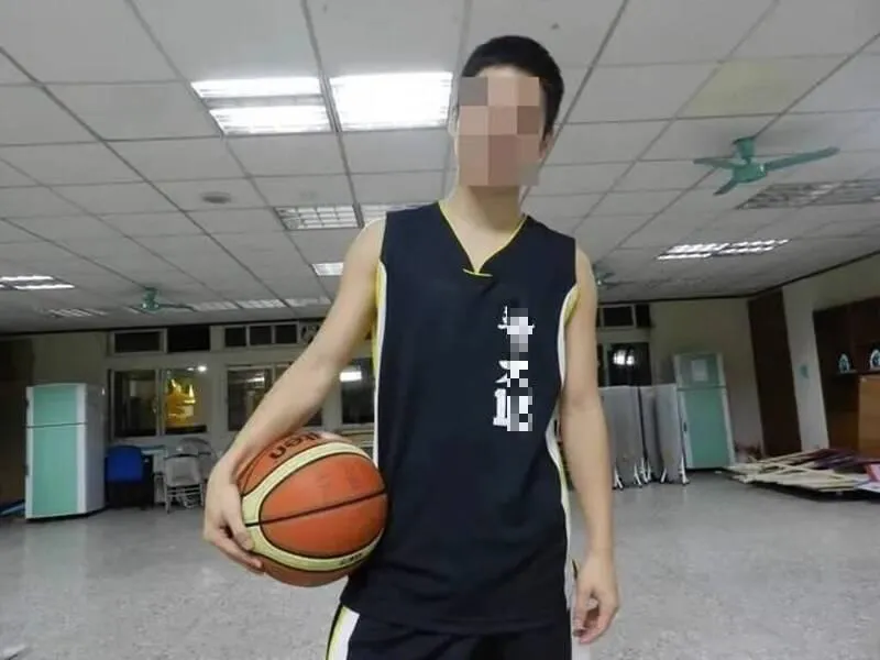 該名男警目前已被免職，圖為他念警大時參加校隊的照片。（圖／翻攝「警大籃球隊」臉書）